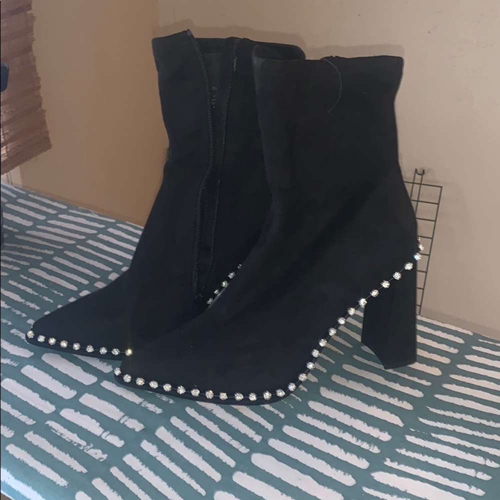 9.5 Steve Madden booties. Never been worn.